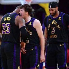 Le charme du basket, victoire et polémique sous le maillot des Lakers
